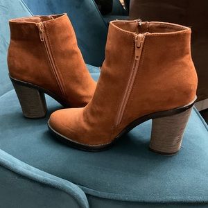 Bamboo cognac double-zipper booties
